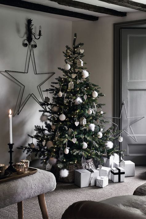 Elegant Christmas Tree Decorations, 6ft Christmas Tree, Fake Christmas Trees, Spruce Christmas Tree, Tree Inspiration, Christmas Tree Collection, Elegant Christmas Trees, Winter Decorations, Grey Christmas