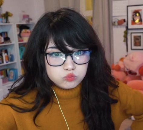 Emiru Twitch, Face Angles, Natural Curly Hair Cuts, Long Hair With Bangs, Grunge Girl, Wearing Glasses, Vibe Clothes, Haircuts For Long Hair, Curly Hair Cuts