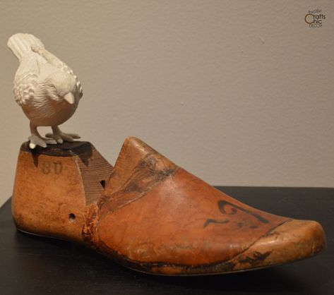 vintage wooden shoe form - display idea Vintage Wood Shoe Forms, Shoe Molds Decor, Wooden Shoe Forms Vintage, Wooden Shoe Mold Ideas, Old World Vintage Decor, Wooden Shoe Forms Ideas, Shoe Last Ideas, Industrial Candle Holders, Decoupage Shoes