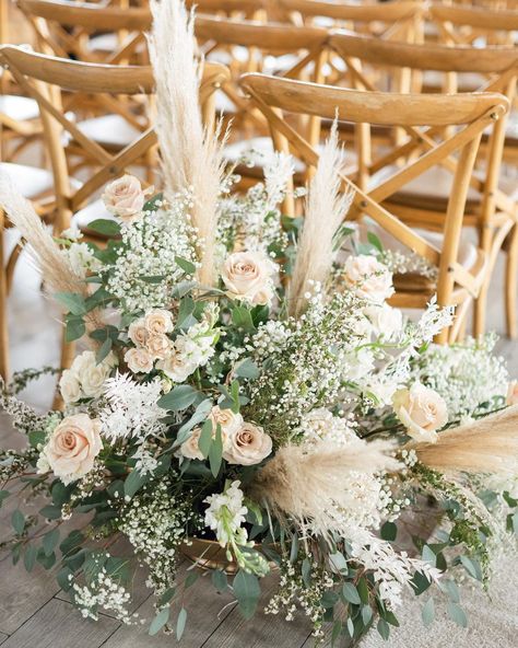 Boho Aisle Flowers, White Wedding Centerpieces, Rose Flower Arrangements, White Roses Wedding, Aisle Flowers, Floral Wedding Decorations, Rose Centerpieces, Grass Wedding, Flower Centerpieces Wedding