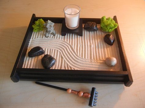 Desk Zen Garden, Feng Shui Dicas, Miniature Zen Garden, Tattoo Plant, Mini Zen Garden, Zen Garden Design, Cactus Y Suculentas, Garden Table, Miniature Garden