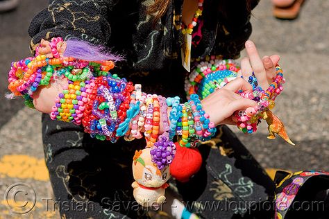 Scene Kandi, Diy Kandi, Kandi Kid, Scene Core, Troll Doll, Kandi Patterns, Rave Fashion, Kandi Bracelets, Emo Kid