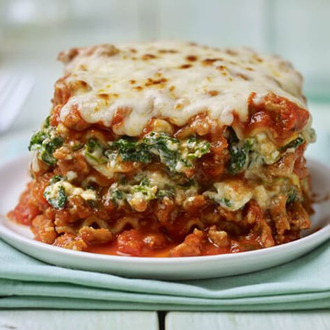 Turkey Spinach Lasagna is an amazing dinner less than an hour away and has layers and layers of authentic flavor. Turkey Spinach Lasagna Recipe, Light Lasagna Recipe, Lasagna Turkey, Sausage Lasagna Soup, Lasagna Spinach, Ground Turkey Lasagna, Beef Lasagna Recipe, Turkey Spinach, Turkey Lasagna