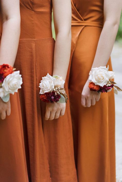 Calls Lily, Bridesmaids Flowers, Vintage Wedding Decor, School Wedding, Wrist Corsages, Bridesmaid Corsage, Terracotta Wedding, Wedding Themes Fall, Wedding Plan