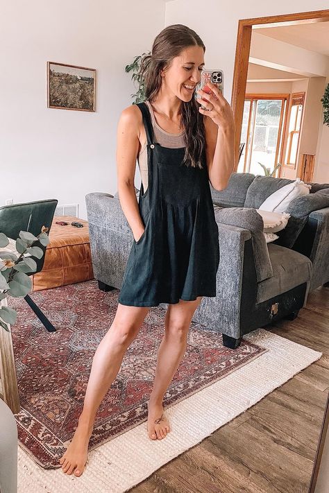 Need help finding summer rompers you'll actually wear as a mom? Look no further than this linen overall romper from Amazon. The buttons are function functioning which would make this perfect for pregnancy & postpartum nursing mama's. Nursing Friendly Casual Dress, Mom Romper Outfit, Overall Romper Outfits, Post Partum Summer Outfits Casual, Romper With Shirt Underneath, Summer Postpartum Outfits, Postpartum Summer Outfits, Summer Post Partum Outfits, Nursing Friendly Outfits Summer