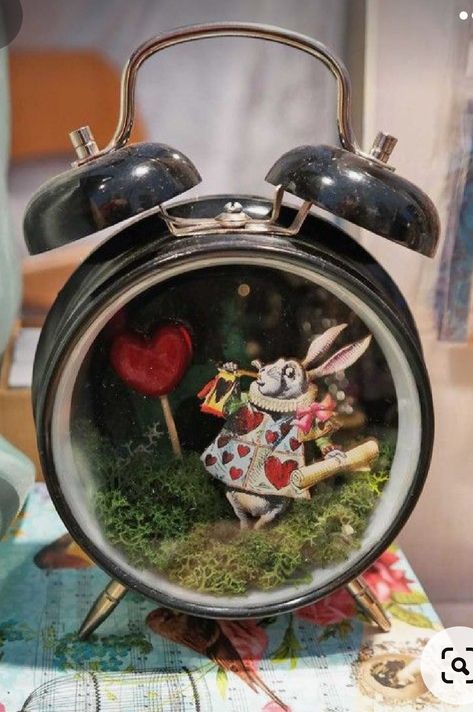 Alice In Wonderland Clock, Alice In Wonderland Clocks, Alice In Wonderland Crafts, Vintage Upcycle, Nordic Lifestyle, Clock Craft, Buying A House, Shadow Box Art, Alice In Wonderland Tea Party