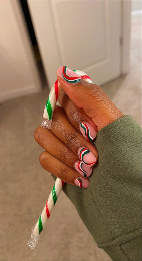 Red And Green Tips Nails, Red And Green Checkered Nails, Red And Green French Tip Nails, Holiday Dip Nails Christmas, Christmas Nails Ballerina, Holiday Dipped Nails, Christmas Nails Dip, Indie Christmas, Nails With Gel