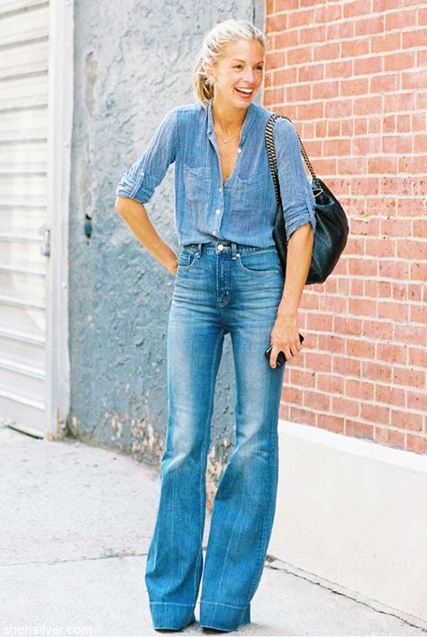 how to style flared jeans Looks Total Jeans, Denim On Denim Looks, Denim Street Style, Jeans Trend, Denim Shorts Outfit, Look Jean, Denim Outfits, Denim On Denim, All Jeans