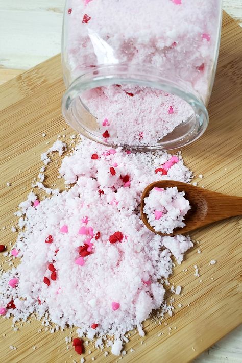 Strawberry scented fizzy bath salts are a fun project, when you want to make a homemade Valentine's Day gift for a loved one. Salt Craft, Valentines Bath, Fizzy Bath Salts, Small Jars With Lids, Bath Salts Diy, Recycled Jars, Heart Sprinkles, Diy Valentine's Day, Valentine's Day Printables