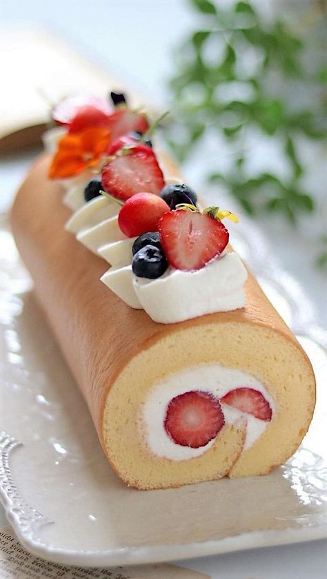 Diy Pastries, Cozy Baking, Strawberry Roll Cake, Strawberry Dessert Recipes, Healthy Cake, Fancy Desserts, Roll Cake, Strawberry Desserts, Bread Cake