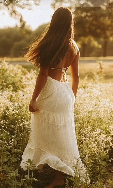 Boho Outfits Senior Pictures, Long Skirt Senior Pictures, Long Dresses For Senior Pictures, Boho Graduation Pictures, Big Dress Poses, Boho Senior Photos, Senior Picture Ideas Long Dress, White Senior Picture Dress, Senior Photoshoot Ideas Unique