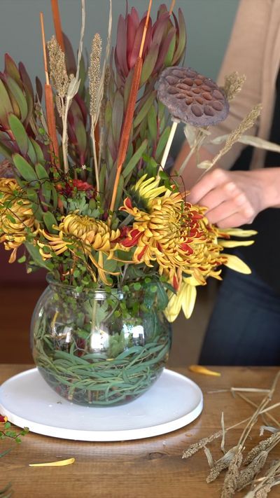 Ever wonder if you can mix dried and fresh flowers in a bouquet? Why yes, yes you can! Actually, the finished creation is quite striking! This combination of fall colors and textures makes for a floral arrangement perfect for any Thanksgiving gathering! What fresh and dried floral combinations have you tried? Unusual Flower Arrangements, Autumn Flower Arrangements, Floral Combinations, Thanksgiving Floral Arrangements, Dried Floral Arrangements, Fresh Floral Arrangements, Thanksgiving Gathering, Dried Flowers Bouquet, Birthday Flowers Bouquet