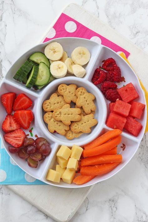 We all know toddlers love snacks but did you know that snacking actually serves a really important purpose for young children? Here's why! Easy Toddler Snacks, Healthy Toddler Snacks, Childrens Meals, Healthy Toddler Meals, Fussy Eaters, Easy Meals For Kids, Chicken Breast Recipes Healthy, Toddler Snacks, Healthy Snacks Easy