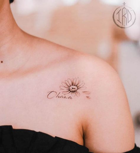 Collarbone Tattoos For Women, Best Friends Tattoo, Eve Tattoo, Name Flower Tattoo, Collarbone Tattoos, Feminine Shoulder Tattoos, Daisy Tattoo Designs, Writing Tattoo, Clavicle Tattoo