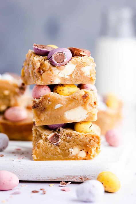 These easy mini egg Easter blondies are perfect to enjoy over the Easter holidays and beyond! They have super fudgy and gooey texture, chunks of white chocolate and chocolate mini eggs on top. Super easy and quick to make, you don't even need a mixer! #minieggblondies #blondies #easterdesserts | annabanana.co Mini Egg Blondies, Easter Blondies, Gooey Blondies, Mini Eggs Cake, White Chocolate Brownies, Gooey Bars, Easter Dishes, Sweet Bites, Anna Banana