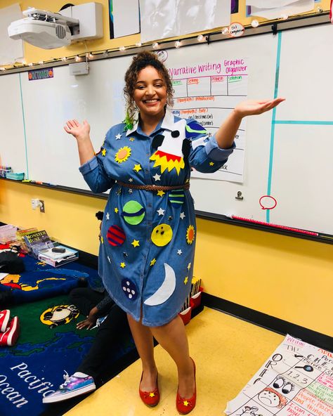 Space Day Diy Costume, Mrs Frizzle Costume Diy, Miss Frizzle Aesthetic, Miss Frizzle Costume Diy, Ms Frizzle Costume Diy, Me Frizzle Costume, Ma Frizzle Costume, Ms Frizzle Teacher Outfits, Ms Frizzle Outfits