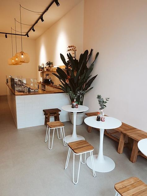 Poke Restaurant Interior, Little Cafe Design, Poke Bowl Restaurant Design, Coffee To Go Shop, Cute Cafe Design, Small Cafe Aesthetic, Tiny Cafe Design, Mini Cafe Ideas, Black Coffee Shop