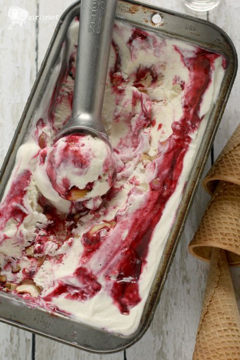 Copycat Baseball Nut Ice Cream, vanilla ice cream with cashews & a fresh berry swirl Alcoholic Ice Cream, Snowcream Recipe, Baskin Robbins Ice Cream, Homemade Peach Ice Cream, Raspberry Ripple, Pistachio Ice Cream, Homemade Ice Cream Recipes, Coconut Ice Cream, Vanilla Bean Ice Cream