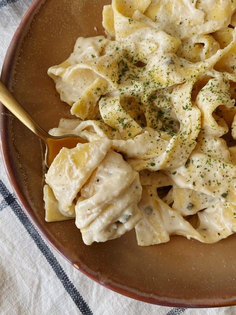 Dairy-free Cashew Alfredo Sauce - Something Nutritious Cashew Alfredo Sauce, Cashew Alfredo, Vegan Fettuccine Alfredo, Dairy Free Alfredo Sauce, Vegan Pesto Pasta, Creamy Vegan Pasta, Creamy Pasta Sauce, Cashew Sauce, Salad Vegan