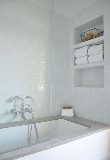 concrete edged bath, pretty tiles and recessed shelving Recessed Shelf, Recessed Shelves, Gray Quartz, Bad Inspiration, Shower Niche, Upstairs Bathrooms, Bad Design, Girls Bathroom, Bathroom Redo