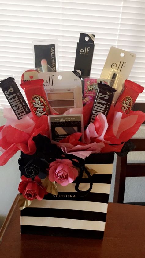 Sephora bag candy and makeup bouquet Makeup Gifts Basket, Diy Mother's Day Gift Basket, Diy Mothers Day Gift, Mothers Day Gift Basket, Summer Gift Baskets, Wine Gifts Diy, Diy Mothers Day, Mothers Day Baskets, Mothers Day Gift Ideas