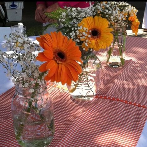 Wedding Reception Hotel, Reception Hotel, Daisy Centerpieces, Diy Wedding Favors Cheap, Cheap Wedding Favors, Deco Champetre, Inexpensive Wedding Favors, Inexpensive Wedding, Wedding Favors Cheap