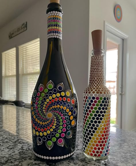 Mandala Bottle Art, Christmas Bottles, Reuse Wine Bottles, Bottle Paint, Diy Mandala, Dot Designs, Painted Glass Bottles, Brilliant Quote, Leader Quotes