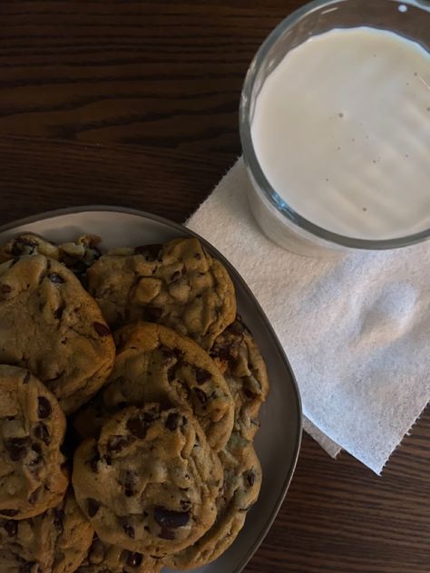 Simple and easy night time treat, pilsbury cookies and soy milk :) Cookies And Milk Aesthetic, Milk And Cookies Aesthetic, Cookie Aesthetic, Cookies With Milk, Cookies And Milk, Milk And Cookies, Fall Cookies, Milk Cookies, Lunch Box Recipes