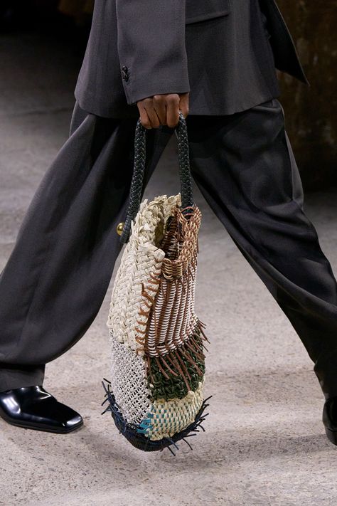 Bottega Veneta Spring 2025 Ready-to-Wear Fashion Show | Vogue Rafia Bag, Accessory Inspo, Runway Details, Spring 2025, Wine Bag, Runway Looks, Basket Bag, Sewing Bag, Handmade Bags