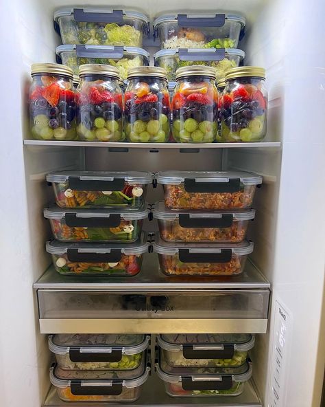 This is what a meal prep looks like for two people for 4 and a half days. So technically the working week. Monday to Friday. Then you get… | Instagram Meal Prep Vision Board, Meal Prep Pictures, Kichen Art, Meal Prep Sunday, John Clark, Cooked Meal, Sunday Meal Prep, Fridge Organization, Meal Prepping