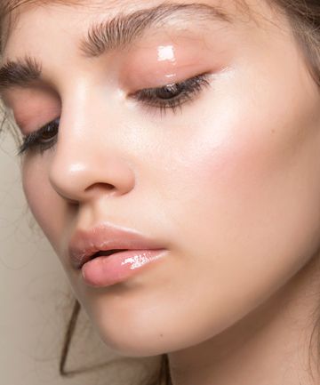 The newest lip glosses barely resemble the sticky, gooey stuff you remember from school dances and slumber party makeovers. Eye glosses and face glosses are also tempting the most dedicated matte-lover to embrace a dewy look. Ideas De Maquillaje Natural, Glossy Eyes, Natural Glowing Skin, 2019 Makeup, Glossy Makeup, Makeup Brush Holders, Maquillaje Natural, Fake Eyelashes, Beauty Tool