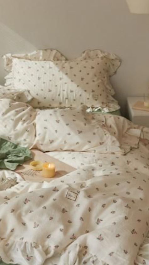 Aethstetic Bed Sheets, Cute Bedspreads Aesthetic, Soft Core Bedroom, Cute Green Bedding, Dainty Bedroom, Cute Bedding Aesthetic, Vintage Green Bedroom, Cottage Core Bedroom Aesthetic, Cottage Core Bedrooms