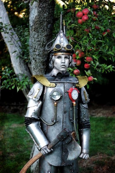 Steampunk Tin Man Rusted. Oustanding tin man costume for adult with a steampunk flair! Amazing metalwork with steam & valves and working heart clock! Tinman Costume, Punk Wizard, Modern Steampunk Fashion, Steampunk Wizard, Magical Costumes, Lego Man Costumes, Glinda Costume, Mad Men Costume, Tin Man Costumes