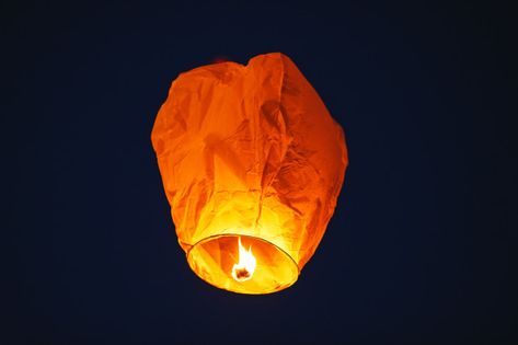 Lantern In The Dark, Flying Lantern, Star Paper, Heart Party, Lantern Design, Dark Sky, Dark Skies, Photo Heart, Premium Photo