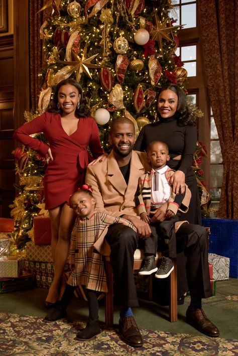 Black Family Christmas Photoshoot Ideas, Burberry Christmas Pictures, Christmas Family Photos Black People, Family Christmas Pictures Black People, Black Family Holiday Photos, Christmas Family Shoot, Black Family Christmas Photoshoot, Black Family Christmas, Christmas Family Pictures