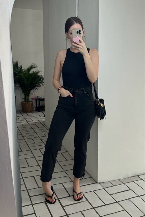 Black bodysuit, black mom jeans casual outfit Black Top Black Jeans Outfit, Mom Jeans Casual Outfit, Estilo Edgy, Black Monochromatic Outfit, Black Mom Jeans Outfit, Official Outfits, Jeans Casual Outfit, Girls Jeans Top, Topshop Mom Jeans