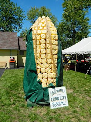 Corn Festival Decor, Corn Festival Ideas, Ffa Float Ideas For Parade, Hay Bale Decorating Ideas, Decorated Hay Bales, Corn Decorations, Hay Bale Decorations, Maze Ideas, Town Festival