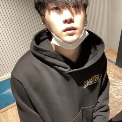 #minyoongi #suga #yoongi #bts #lq #sugalq #yoongilq #agustd Yoongi In Hoodie, Suga Live, Min Holly, Suga Yoongi, Record Producer, Bts Suga, Min Yoongi, Bangtan Sonyeondan, Songwriting