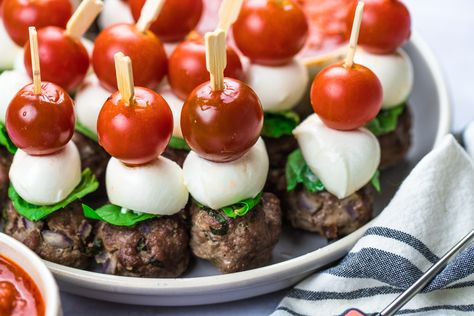 Meatball Skewers Appetizers, Meatballs Skewers, Aeroplane Party, Meatball Skewers, Mini Mozzarella Balls, Mozzarella Stuffed Meatballs, Mozzarella Balls, Skewer Appetizers, Caprese Skewers