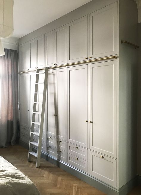 High Ceiling Bedroom, Floor To Ceiling Wardrobes, Bahamas House, Vintage Interior Decor, Floor To Ceiling Cabinets, Bedroom Built In Wardrobe, Ikea Wardrobe, Bedroom Cupboards, Ceiling Storage