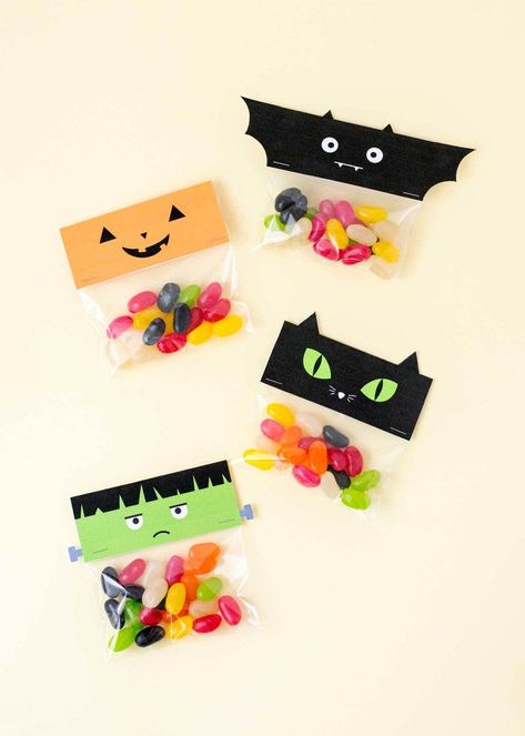 Treat Bags For Halloween, Free Halloween Coloring Pages, Halloween Class Party, Dulces Halloween, Treat Bag Toppers, Halloween Printables Free, Halloween Candy Bags, Mickey Mouse Parties, Halloween Words