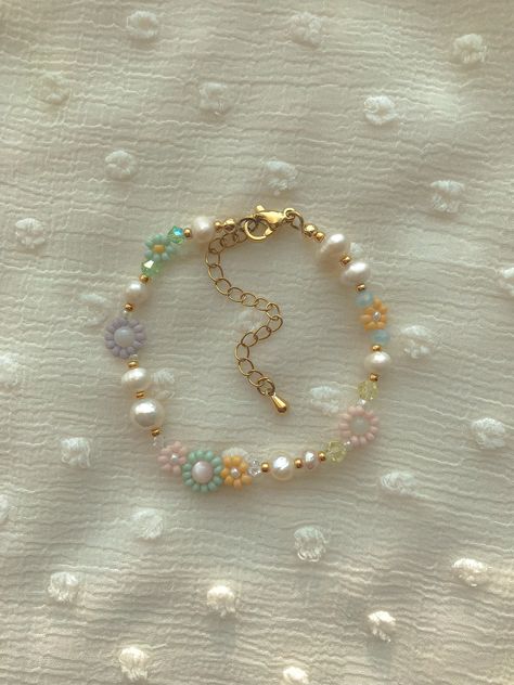 Neutral Seed Bead Bracelet, Pearl Friendship Bracelet, Dainty Beaded Jewelry, Flower Seed Bead Bracelets, Cool Beaded Bracelets, Seed Bead Jewelry Diy, Pink Seed Bead Bracelet, Pastel Bracelets, Bead Bracelet Patterns