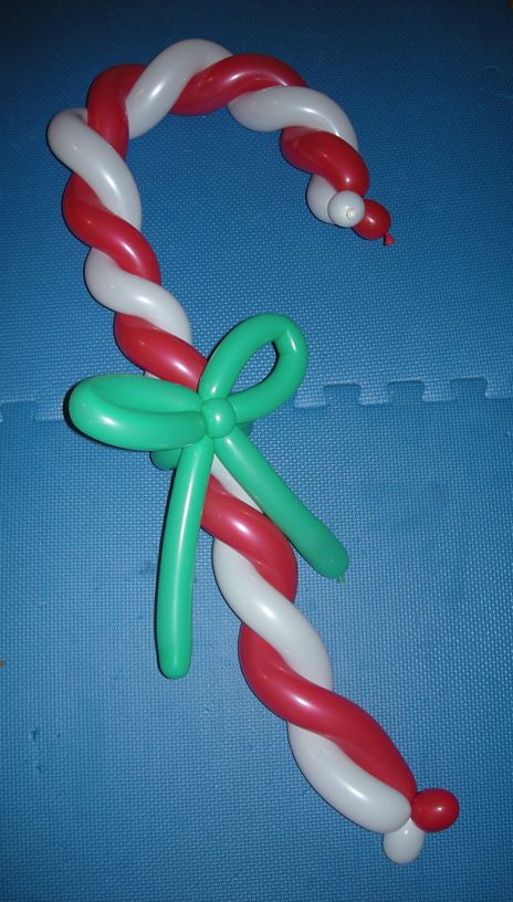 How to do a cany cane balloon twist Candy Cane Balloon Columns, Twisting Balloons Tutorials, Balloon Candy Canes, Ballon Twisting Tutorials, Balloon Twisting Tutorial, Christmas Balloon Twisting, Animal Balloons, Balloon Hat, Holiday Balloons