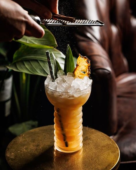 Tropical Cocktails, Pineapple Cocktail, Cocktail Photography, Tiki Cocktails, Tiki Drinks, Cocktail Garnish, Modern Tropical, High Tide, Pineapple Juice