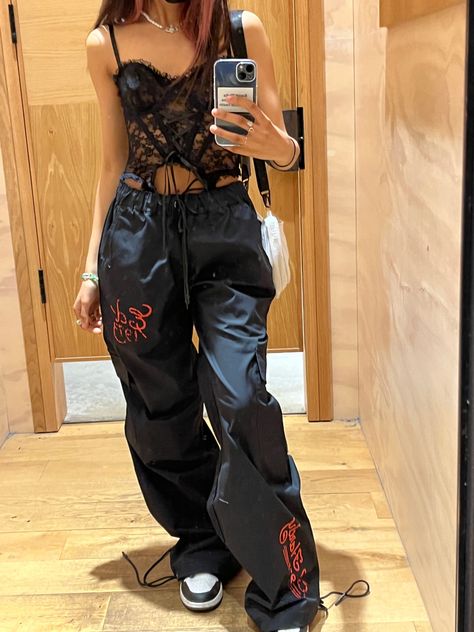 This all black outift is so nice i love it Ed Hardy Parachute Pants, Es Hardy Outfit, Ed Hardy Cargos, Cargo Outfit, Simplistic Tattoos, All Black Outfit, So Nice, Ed Hardy, Black Outfit