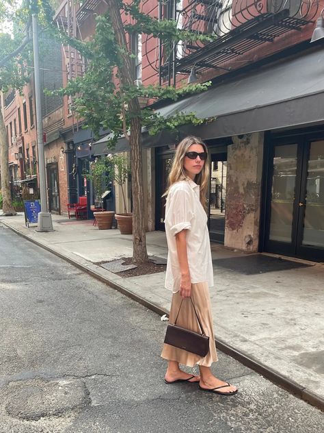 See How Fashion People Are Wearing Flip-Flops This Summer | Who What Wear Us Open Fashion, Flip Flop Outfits Summer, Flip Flops And Jeans, Flip Flop Outfits, Summer Sweater Outfits, Flip Flops Outfit, Fall Sandals, Jenny Cipoletti, Elevated Fashion