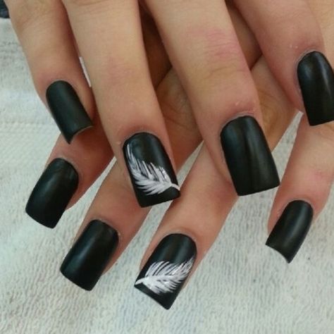 Simple Easy Nail Designs, Black Nails Design, Black Nail Art Designs, Feather Nail Art, Easy Nail Designs, Accent Nail Designs, Black And White Nail Art, Feather Nails, Silver Nail Art