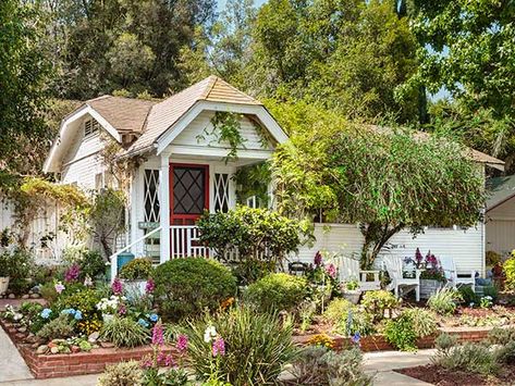 cute cottage 1920s Cottage, City Farmhouse, Vintage Stoves, 1920s House, Relaxing Bedroom, Cottage Ideas, Beach Cottage Style, Cozy Cottage, Home Decor Store