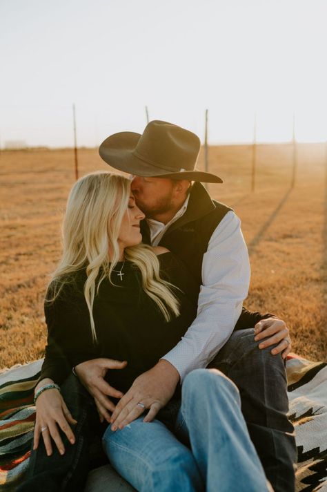 Western Engagement Pictures Outfits Winter, Western Engagement Photos Outfits, Engagement Photos Outfits Western, Western Engagement Pictures Outfits, Country Family Pictures, Anniversary Picture Ideas, Rodeo Couples, Country Couple Photoshoot, Western Family Photos