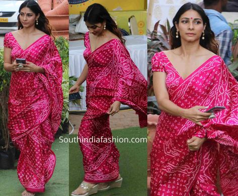 tanisha mukerji pink bandhani saree durga puja Pink Bandhani Saree, Sindoor Khela, Tanishaa Mukerji, Puff Sleeves Blouse, Bandhani Saree, Festive Look, Blouse Models, Western Look, Saree Trends